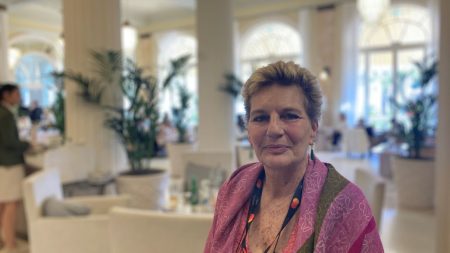Reportage



  

  
  

      

  

  
    Festival de Cannes 2024 : une journée avec Sophie Dulac, grande figure du cinéma indépendant en France
          Que fait-on au Festival de Cannes quand on est Sophie Dulac ? Rencontres, projections, montées des marches, pépites à découvrir… Nous avons passé quelque temps à ses côtés, entre le Palais des festivals et la Croisette.