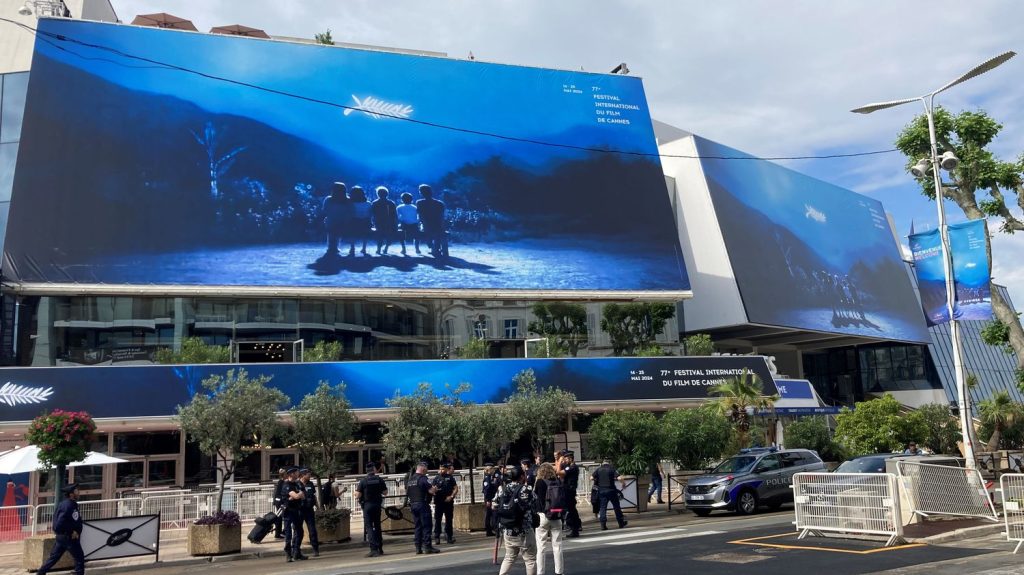 Festival de Cannes 2024 : quand la Croisette se pare de ses habits de lumière pour recevoir le monde du cinéma
          Promenade sur la Croisette, rencontre avec la maîtresse de cérémonie Camille Cottin, première conférence de presse du festival… Récit d'une journée où la ville de Cannes se transforme à vue d'œil et s'enveloppe entièrement de cinéma.