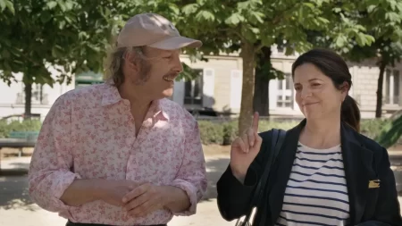 Festival de Cannes 2024 : "Ma vie ma gueule", autoportrait fantaisiste et décalé de la réalisatrice Sophie Fillières
          Comédie douce-amère sur le chemin d'une femme pour retrouver sa place et le goût de la vie, le 7e long-métrage de Sophie Fillières a ouvert la Quinzaine des Cinéastes du festival de Cannes. Une avant-première d'autant plus bouleversante que la réalisatrice est décédée à la fin du tournage laissant à ses proches le soin de terminer le film.