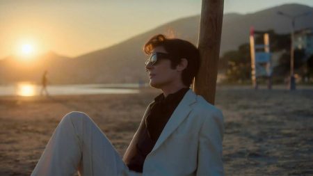 Festival de Cannes 2024 : "Marcello Mio", Chiara Mastroianni émouvante et mélancolique dans la peau de son père
          Le réalisateur Christophe Honoré et la comédienne sont de nouveau réunis dans la sélection officielle de la 77e édition du festival. Ils nous offrent une comédie nostalgique et poétique, et un fabuleux hommage à Marcello Mastroianni et au 7e art en général.