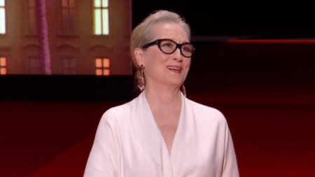 Festival de Cannes 2024 : une Palme d'or d'honneur remise à Meryl Streep
          L'actrice Meryl Streep a reçu une Palme d'or d'honneur pour l'ensemble de sa carrière, lors de la cérémonie d'ouverture du Festival de Cannes, dans la soirée du mardi 14 mai. Une récompense de plus pour cette actrice incontournable, qui sait tout jouer.