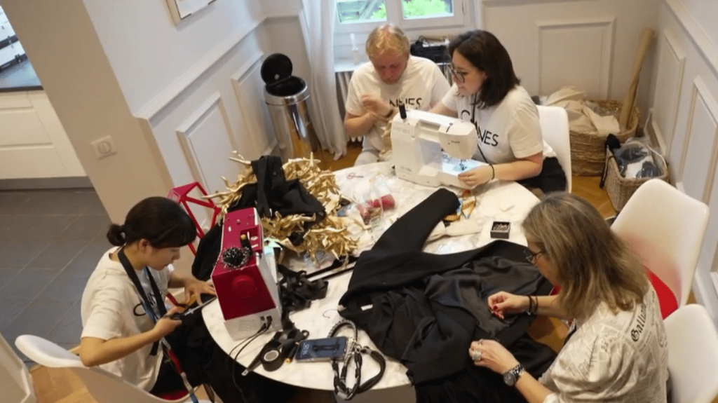 Festival de Cannes 2024 : coup de projecteur sur les petites mains du tapis rouge
          Elles sont couturières, ils s’occupent des bijoux des stars, elles sont maquilleuses. Tous sont indispensables : sans eux, Cannes ne pourrait pas briller de tous ses feux.