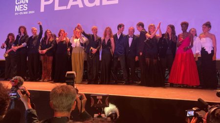 Festival de Cannes 2024 : Judith Godrèche ovationnée par le public lors de la projection de son film "Moi Aussi" sur la plage
          Avant et après la présentation de son court métrage, la cinéaste est venue saluer son public et remercier celles et ceux qui ont traversé la France pour assister à ce moment. Récit d'une soirée de projection sur la plage très spéciale.