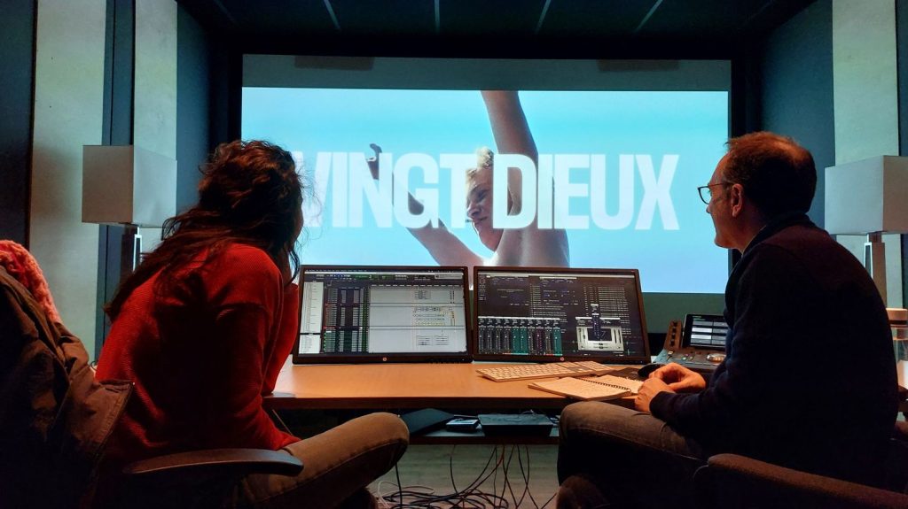Festival de Cannes 2024 : rencontre avec la réalisatrice Louise Courvoisier, qui montera les marches avec son premier long-métrage "Vingt Dieux"
          Sélectionnée dans la section "Un certain regard", la jeune cinéaste terminait il y a quelques semaines la postproduction de son film, tourné chez elle dans le Jura, avec des acteurs non-professionnels.