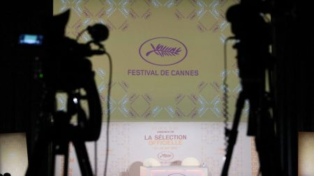 Festival de Cannes : un collectif de travailleurs du cinéma lance un appel à la grève à une semaine de l'ouverture
          Rarissime, cette mobilisation ne remet pas en cause l'ouverture ou la tenue du festival lui-même, mais pourrait le perturber, selon le collectif à l'origine de l'appel.