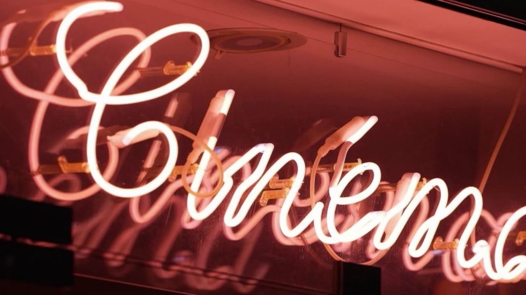 Cinéma : comment l'intelligence artificielle menace-t-elle le monde du spectacle ?
          Mouvement de colère dans l'industrie du cinéma, car les studios de Hollywood souhaiteraient utiliser les images et les voix des acteurs afin d'en faire des copies numériques.