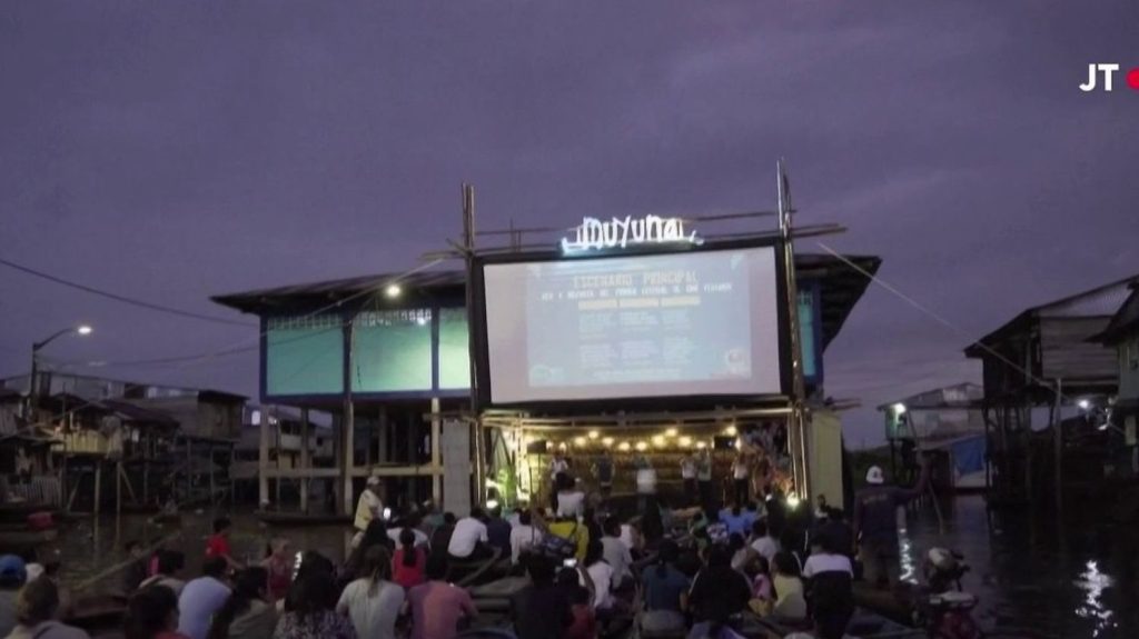 Pérou : à Iquitos, embarquement pour le cinéma
          Voir un film tout en étant sur l'eau, c'est l'expérience tentée par des cinéphiles quelque part dans la forêt amazonienne, lors d'un festival de cinéma.