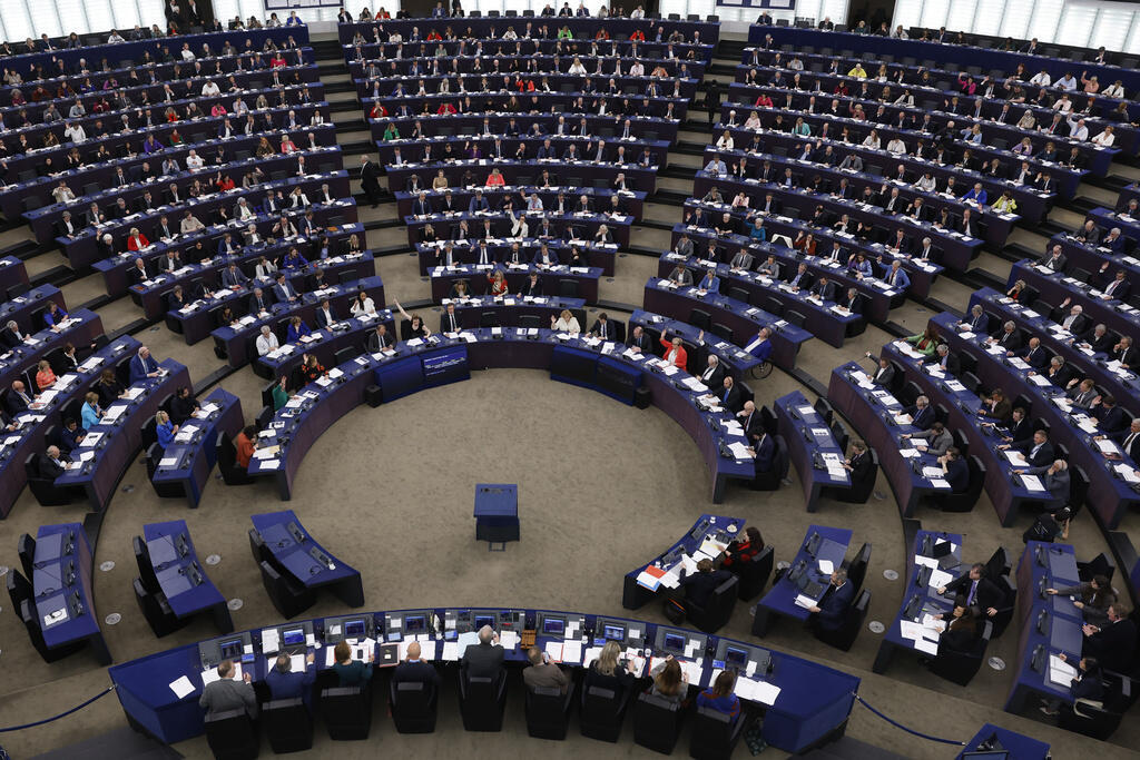 Les députés assistent à une session au Parlement européen le 23 avril 2024.