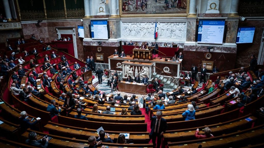 Violences sexistes et sexuelles dans le cinéma : une commission d'enquête créée à l'Assemblée nationale
          La proposition de résolution initiée par l'écologiste Francesca Pasquini a été approuvée par l'ensemble des 52 votants. "Il est temps d'arrêter de dérouler le tapis rouge aux agresseurs", a lancé la députée jeudi, après le vote.