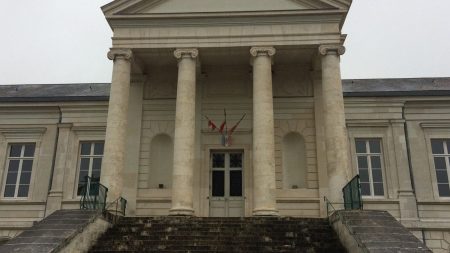 Meurtre de Matisse de Châteauroux : la cour d'appel de Bourges dénonce des "propos haineux et menaçants" contre une magistrate sur les réseaux sociaux
          La magistrate n'exerce plus à Châteauroux depuis quelques mois et n'a rien à voir dans l'affaire. Elle a pourtant été nommée sur les réseaux sociaux par des internautes, souvent proches de l'extrême droite.