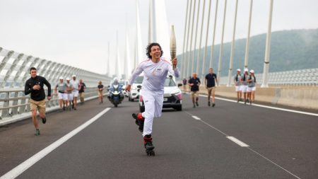 Des foules saluent la flamme olympique qui traverse la France sous haute sécurité