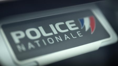 Des hommes armés frappent un fourgon de prison au péage d'une autoroute française, tuant deux policiers