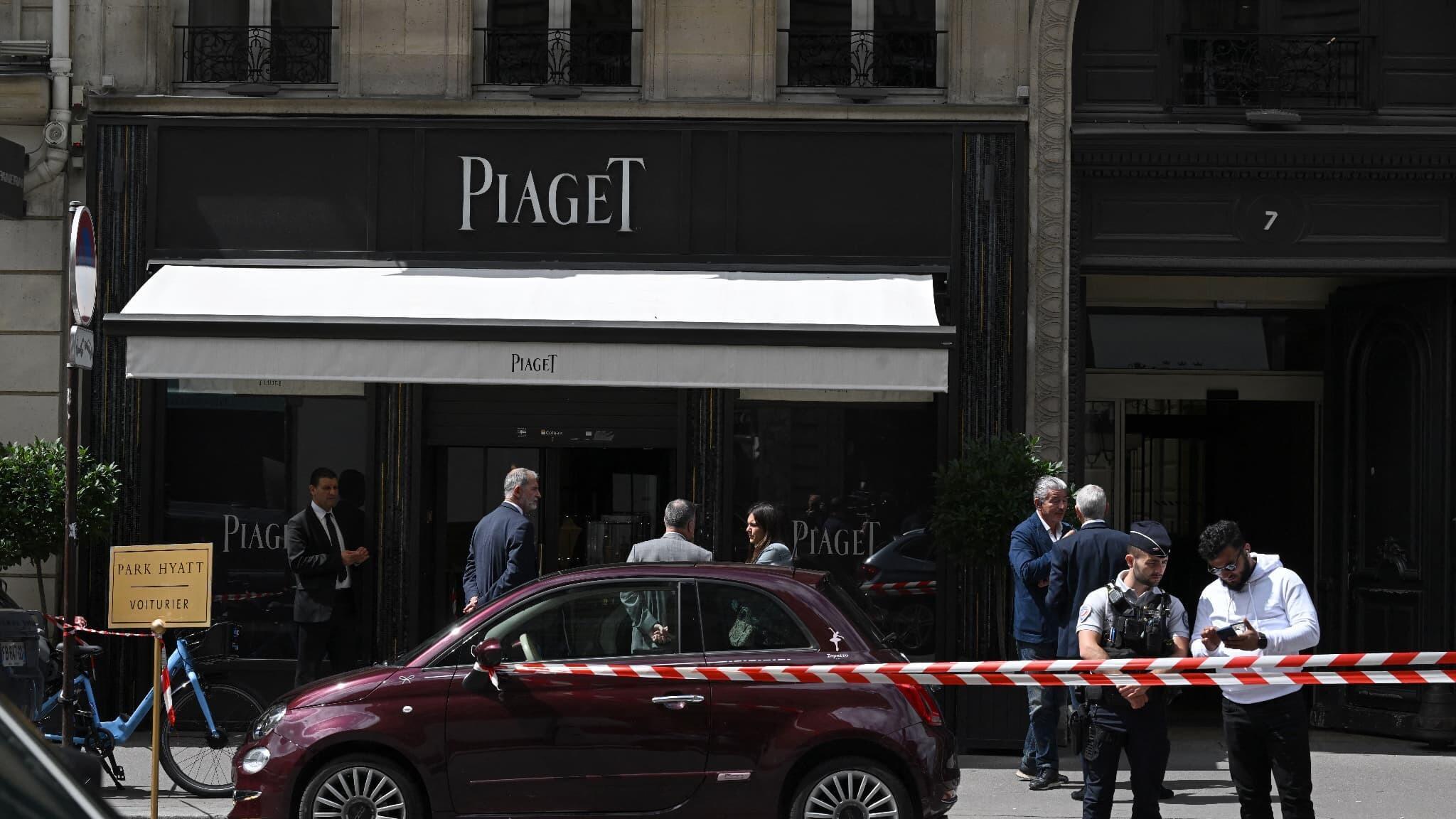 Des policiers photographiés devant la bijouterie Paiget, rue de la Paix à Paris, suite à un braquage le 1er août 2023