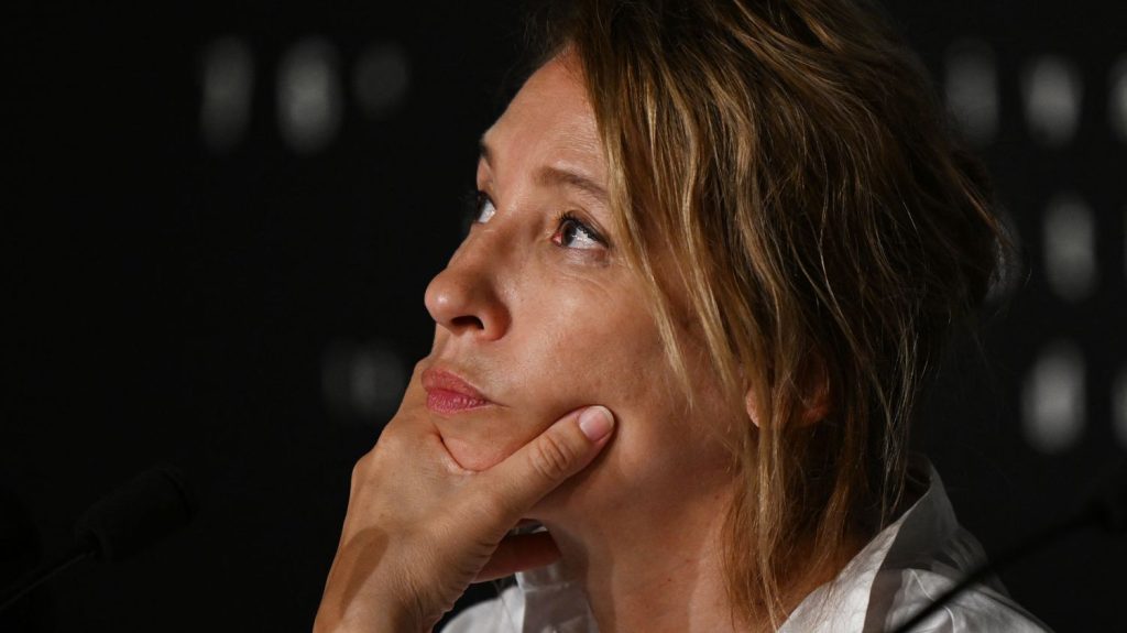 Emmanuelle Bercot : "C'est la nécessité qui m'a fait venir au cinéma et maintenant, c'est une passion"
          Tous les jours, une personnalité s'invite dans le monde d'Élodie Suigo. Mercredi 8 mai 2024 : la réalisatrice et comédienne, Emmanuelle Bercot. Elle est à l'affiche du film du réalisateur Jérémie Sein, "L'Esprit Coubertin", qui sort aujourd'hui.
