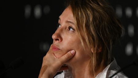 Emmanuelle Bercot : "C'est la nécessité qui m'a fait venir au cinéma et maintenant, c'est une passion"
          Tous les jours, une personnalité s'invite dans le monde d'Élodie Suigo. Mercredi 8 mai 2024 : la réalisatrice et comédienne, Emmanuelle Bercot. Elle est à l'affiche du film du réalisateur Jérémie Sein, "L'Esprit Coubertin", qui sort aujourd'hui.