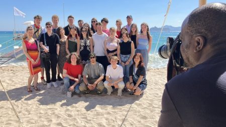 Reportage



  

  
  

      

  

  
    Festival de Cannes 2024. "Ils vivent leur passion à fond" : vingt lycéens français et allemands découvrent éblouis ce grand rendez-vous du cinéma
          Dans le cadre de la Semaine de la critique, ces lycéens vivent une expérience unique avec leurs professeurs dans l'effervescence du Festival de Cannes.