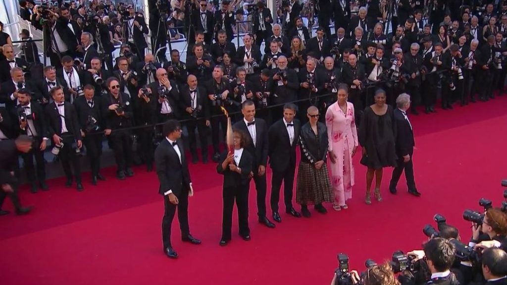 Festival de Cannes 2024 : le journal du mardi 21 mai
          Le 20 Heures revient sur la journée du mardi 21 mai au Festival de Cannes. Au programme notamment, la flamme olympique qui monte les marches et un film qui a fait sensation sur la Croisette.