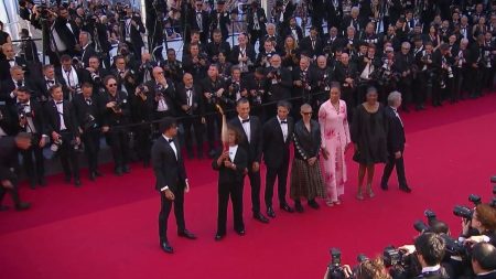 Festival de Cannes 2024 : le journal du mardi 21 mai
          Le 20 Heures revient sur la journée du mardi 21 mai au Festival de Cannes. Au programme notamment, la flamme olympique qui monte les marches et un film qui a fait sensation sur la Croisette.