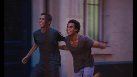 Festival de Cannes 2024 : "Vivre, mourir, renaître" de Gaël Morel, l'amour et l'amitié contre le sida
          Présentant son film dans la prestigieuse section Cannes Première du Festival de Cannes, le réalisateur français nous replonge dans les années 1990 avec une histoire qui interroge l'amour et le temps.