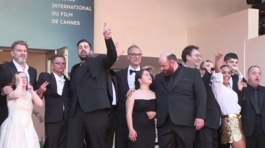 Festival de Cannes : les acteurs du film "Un p’tit truc en plus" en plein rêve
          Porteurs de handicap, les comédiens amateurs du film réalisé par Artus ont monté les marches, mercredi 22 mai. Pour le comédien et humoriste, ce sont les véritables stars de ce Festival de Cannes (Alpes-Maritimes).