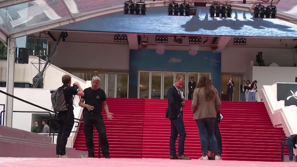 Festival de Cannes : l’événement va s’ouvrir dans une ambiance lourde
          Alors que le Festival de Cannes va s’ouvrir, l’ambiance est tendue dans le milieu du cinéma. Le producteur Alain Sarde est, entre autres, mis en cause par neuf femmes qui l’accusent de harcèlement, agression sexuelle et viol.