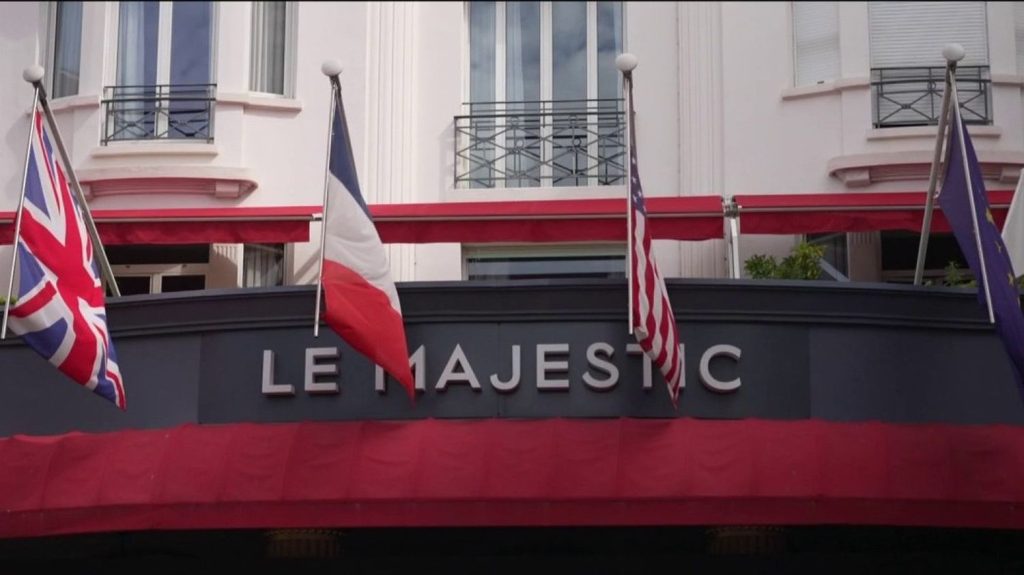 Festival de Cannes : une organisation qui ne laisse pas de place au hasard
          Du 14 au 25 mai, le Festival de Cannes va rythmer la ville azuréenne et le pays tout entier. Pour ne rien laisser au hasard, les festivaliers s'y sont bien préparés.