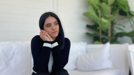 Interview



  

  
  

      

  

  
    Festival de Cannes. "On n'a pas besoin d'en faire trop : si on est sincère, les spectateurs le perçoivent" : Hafsia Herzi, dans "La prisonnière de Bordeaux"
          Hafsia Herzi est à son meilleur, aux côtés d'Isabelle Huppert, dans le dernier film de Patricia Mazuy projeté à la Quinzaine des cinéastes à Cannes. Comment a-t-elle campé son personnage jamais caricatural de femme de détenu ? Rencontre.