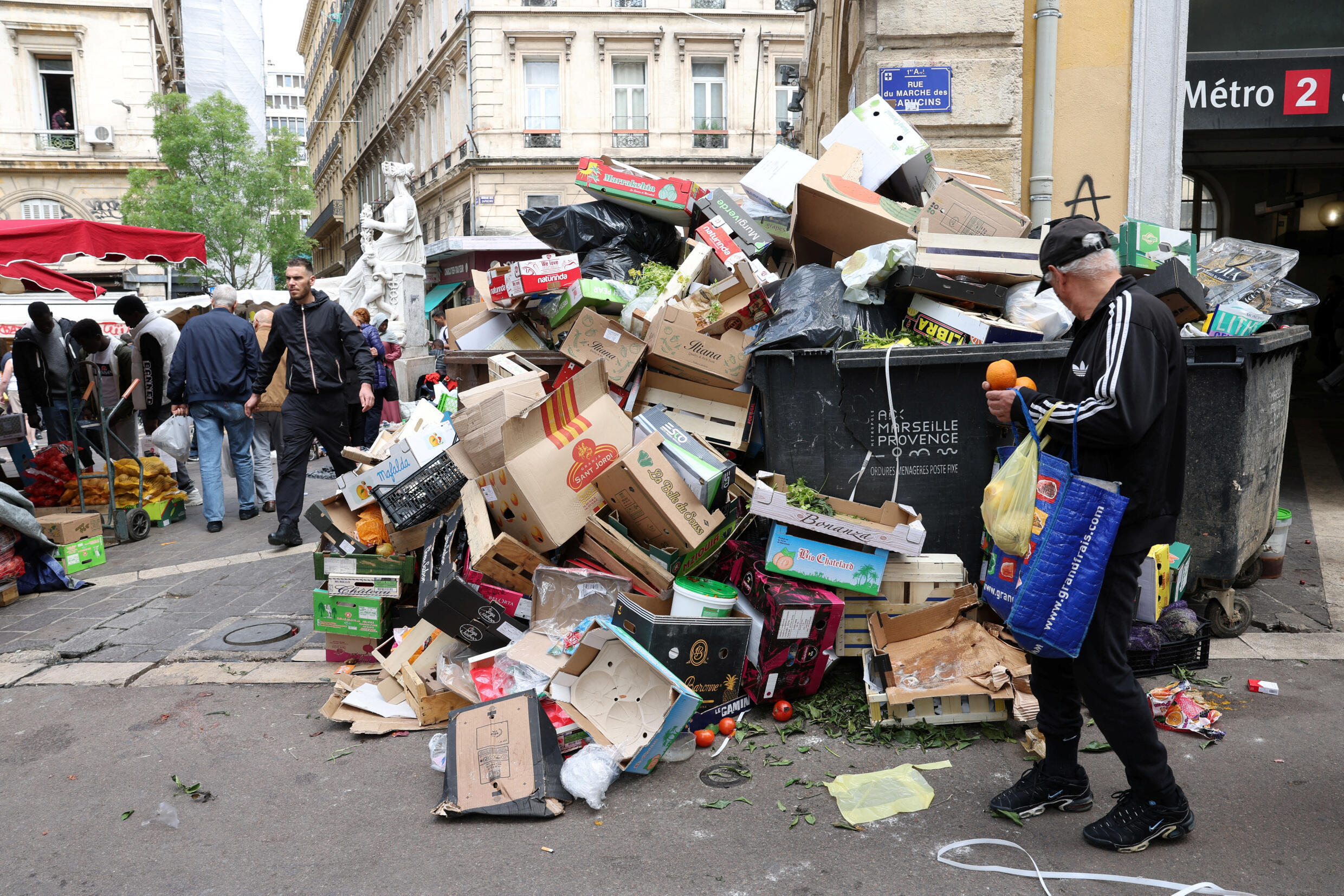 Des déchets s'entassent dans une rue proche du Vieux-Port de Marseille, le 6 mai 2024.