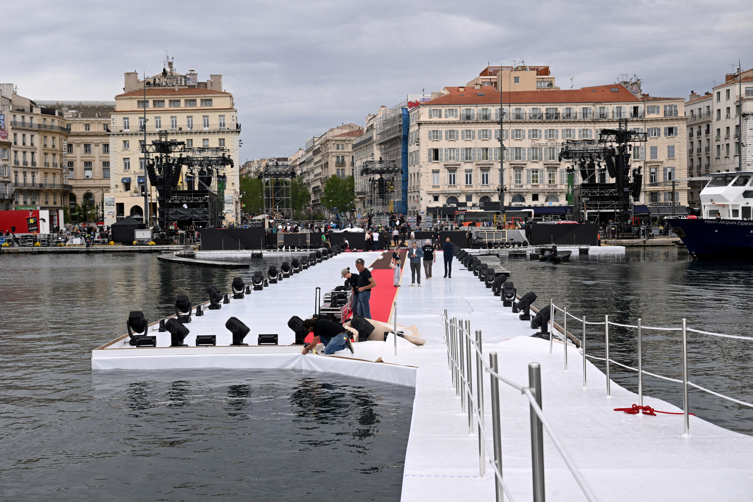 Les ouvriers ont installé la jetée flottante temporaire en construction sur le Vieux-Port, où le trois-mâts Belem atterrira avec la flamme olympique le 8 mai à Marseille, dans le sud de la France.