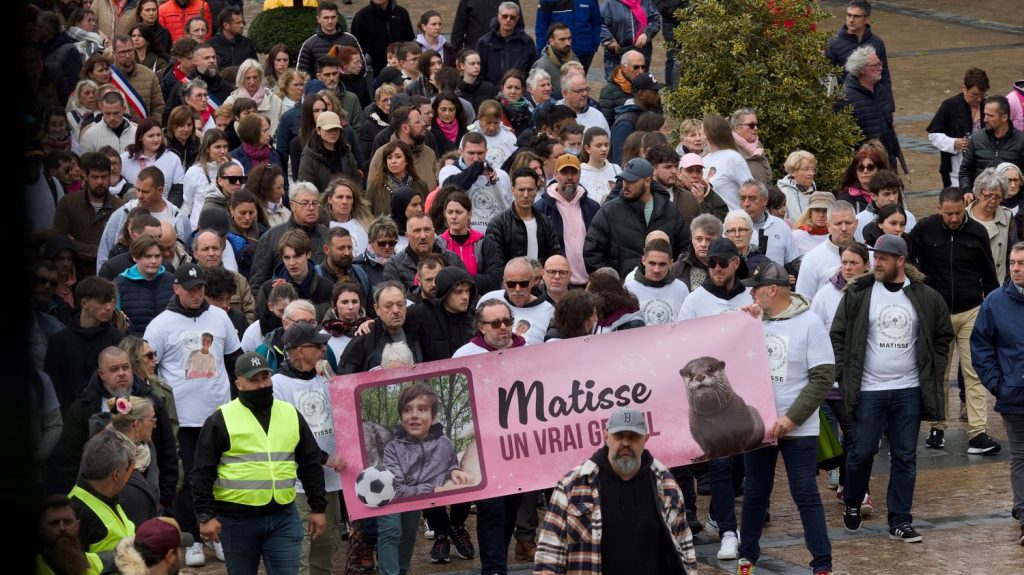 Hommage à Matisse: 8 000 personnes marchent unies en solidarité à Châteauroux Marche blanche en hommage à Matisse : "On a vécu l'unité d'une ville, et la solidarité d'un département" témoigne le maire de Châteauroux
Près de 8 000 personnes ont défilé samedi à Chateauroux, dans l'Indre, pour rendre hommage à Matisse, 15 ans, tué de plusieurs coups de couteaux.