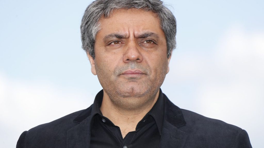Le réalisateur iranien Mohammad Rasoulof, dont le dernier film est sélectionné au Festival de Cannes, condamné à cinq ans de prison
          Le célèbre cinéaste dissident iranien sera présent au festival de Cannes qui débute mardi 14 mai, à travers son nouveau film "The seed of the sacred fig" en compétition.
