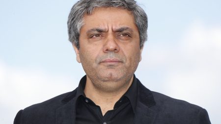 Le réalisateur iranien Mohammad Rasoulof, dont le dernier film est sélectionné au Festival de Cannes, condamné à cinq ans de prison
          Le célèbre cinéaste dissident iranien sera présent au festival de Cannes qui débute mardi 14 mai, à travers son nouveau film "The seed of the sacred fig" en compétition.