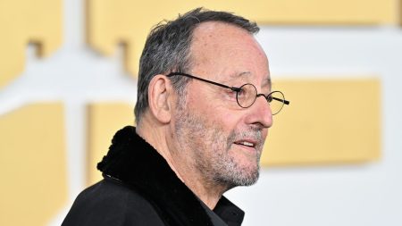 Jean Reno publie un premier roman "Emma" : "J'espère que les lecteurs, les lectrices vont me permettre de continuer"
          Tous les jours, une personnalité s'invite dans le monde d'Élodie Suigo. Jeudi 16 mai 2024 : le comédien et désormais écrivain, Jean Reno. Il publie son premier roman, "Emma", aux éditions XO.