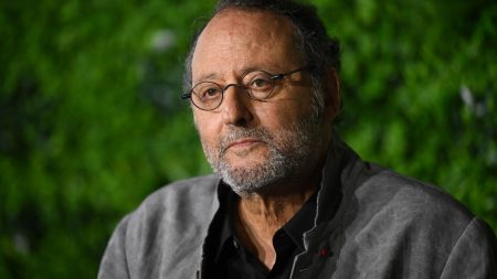 L'acteur Jean Reno publie son premier roman, "Emma"
          Jean Reno écrivain. L'acteur du "Grand Bleu" et "Léon" publie le 16 mai son premier roman d'espionnage "Emma", aux éditions XO.