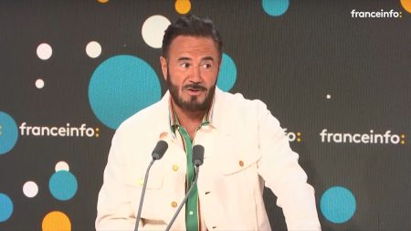 "Donner confiance à l'autre, c'est assez compliqué parce que tout est fait pour vous enlever l'humour, la confiance et la dérision", estime José Garcia
          Tous les jours, une personnalité s'invite dans le monde d'Élodie Suigo. Mardi 7 mai 2024 : le comédien, José Garcia. Il fait la voix de Blue, un animal violet imaginaire, dans le nouveau film de John Krasinski "Blue &amp; Compagnie".