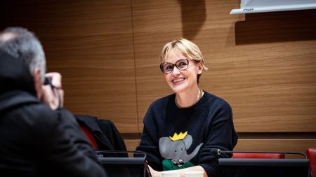 Création d’une commission d’enquête sur les violences sexuelles au cinéma : c'est "très émouvant d'entendre tous ces discours" à l'Assemblée nationale, salue Judith Godrèche
          "Je me suis battue avec mes petits moyens", a ajouté l'actrice, qui réclamait la création d'une telle commission.