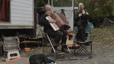 "Fainéant.es" : Karim Dridi célèbre la marginalité dans un road-movie bouleversant
          Le cinéaste rend hommage aux "invisibles", en suivant deux amies inséparables qui tracent leur route en quête de fêtes, de rencontres et de liberté. Indispensable.