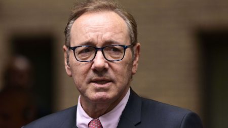 L'acteur américain Kevin Spacey dément de nouvelles accusations d'agressions sexuelles
          L'ancienne star de "House of Cards" réfute les nouvelles accusations de comportements inappropriés recueillies dans un documentaire diffusé à son sujet la semaine prochaine au Royaume-Uni.