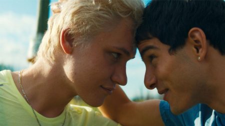 Festival de Cannes 2024 : avec "La Pampa", Antoine Chevrollier explore la course effrénée au temps de l'adolescence
          Présenté dans la sélection de la Semaine de la critique, le premier long-métrage du réalisateur français Antoine Chevrollier a bouleversé le public de Cannes. "La Pampa" tient les spectateurs en haleine grâce à une très belle réalisation portée par une formidable équipe de comédiens, notamment les deux jeunes acteurs, époustouflants de vérité.