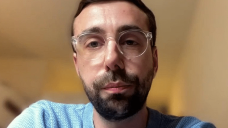 LGBT+ : "Il y a une acceptation qui est en train de se faire" à la campagne, affirme le réalisateur du documentaire "La Pride des Champs"
          Antoine Badin a réalisé "La Pride des Champs", un documentaire sur la Pride LGBT+ qui s'est déroulée à Chenevelles, dans la Vienne, en juillet 2023. Invité du 11/13 info, mercredi 15 mai, il revient sur l'acceptation des LGBT+ en milieu rural.