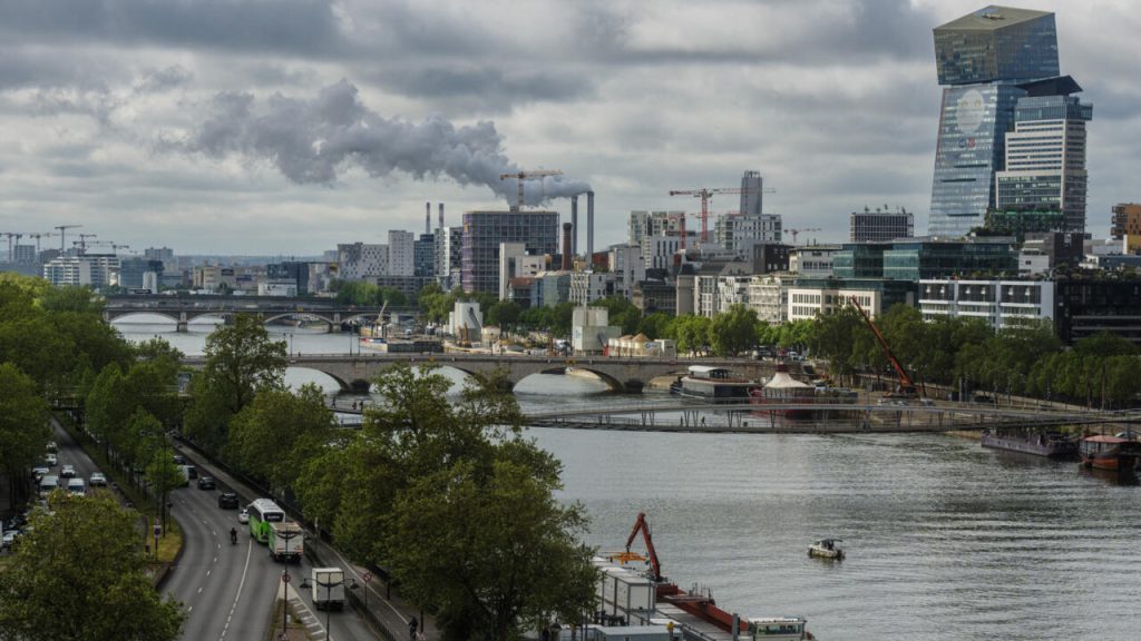 La Seine échoue toujours aux tests d'eau à deux mois des JO de Paris
