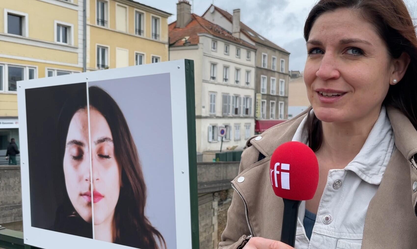 La photographe française Amandine Lauriol à côté d'un portrait de Marzieh Hamidi.  Son exposition "Azadi" s'inscrit dans le cadre du festival photo Urban Eye (L'Oeil urbain) jusqu'au 11 mai à Corbeil-Essonnes, près de Paris, le 5 avril 2024.