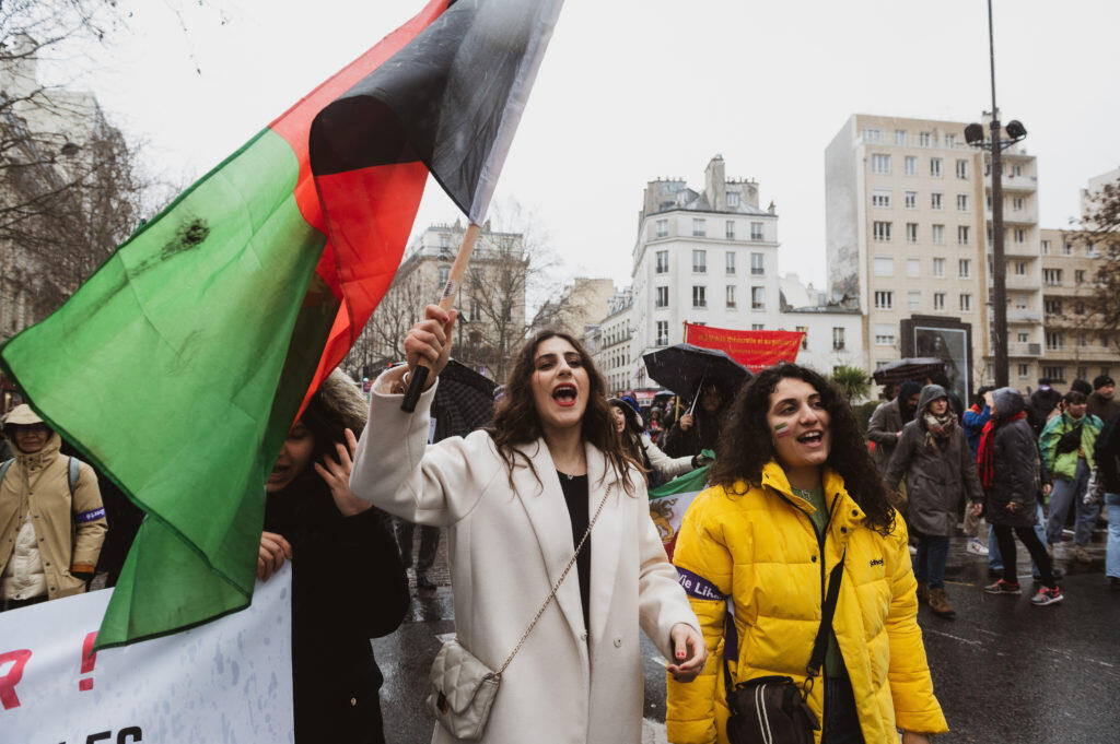 À l'occasion de la Journée internationale de la femme, le 8 mars 2023, Marzieh Hamidi porte un drapeau afghan et scande des slogans en faveur des femmes iraniennes.