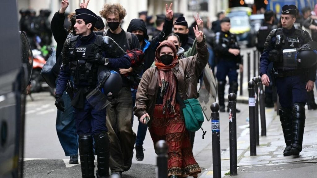 La police expulse les étudiants pro-palestiniens occupant l'université de Paris