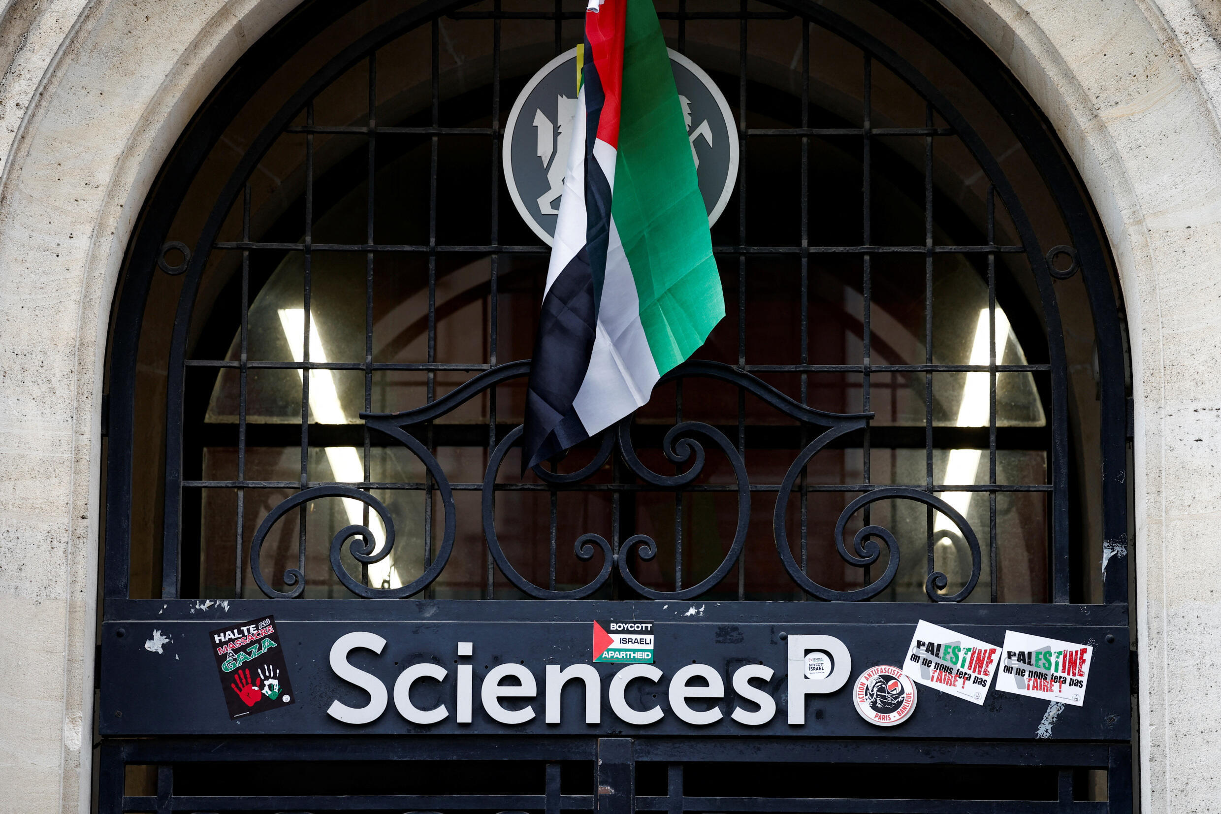 Le bâtiment de l'Université Sciences Po, Paris, occupé par des étudiants pro-palestiniens, le 26 avril 2024.