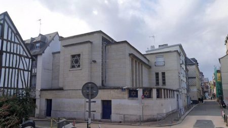 La police française a abattu un homme qui tentait d'incendier la synagogue de Rouen