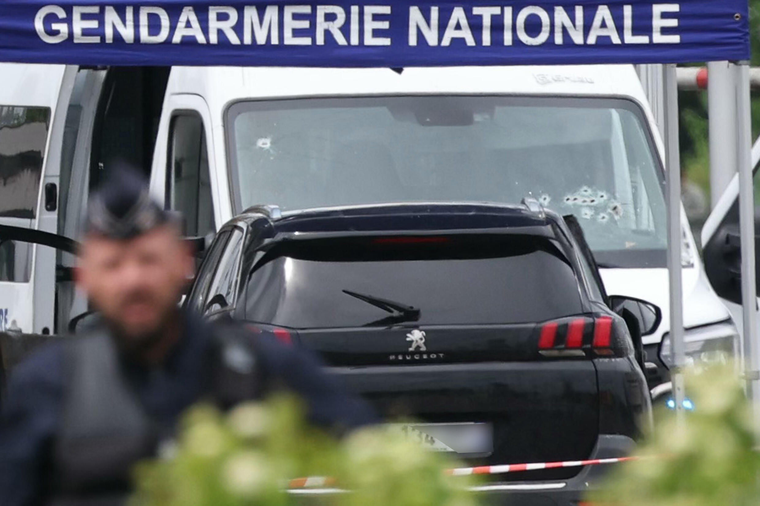 Le fourgon de la prison a été percuté de plein fouet par un véhicule Peugeot volé alors qu'il traversait le passage à péage.