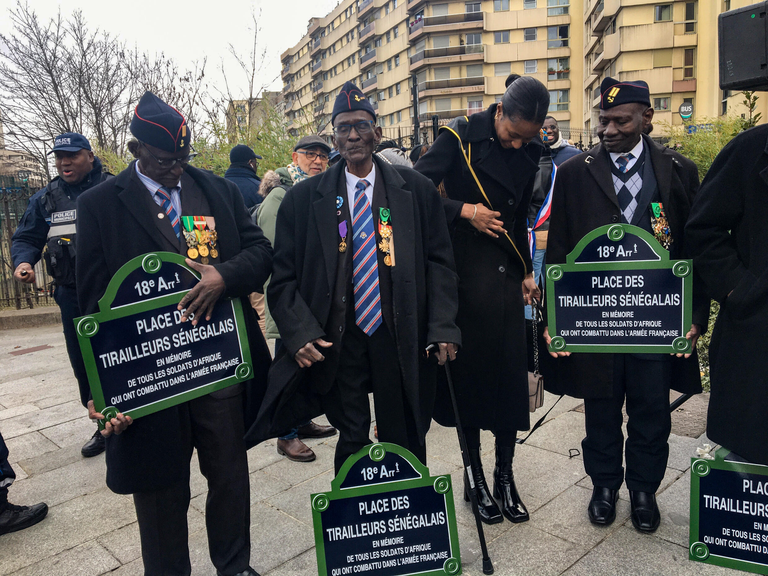 Dieme et ses camarades anciens tirailleurs assistent à l'inauguration de la Place des Tirailleurs-Sénégalais, le 10 mars 2023.