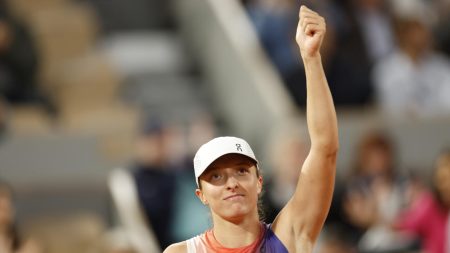 Le champion en titre Swiatek accède au deuxième tour de Roland-Garros