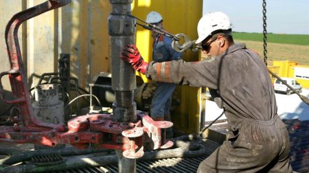 Le maire de Paris prévient que le projet pétrolier pourrait menacer l'approvisionnement en eau de la ville